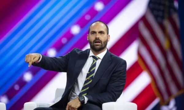PF conclui processo e recomenda demissão de Eduardo Bolsonaro por abandono de cargo; decisão cabe ao ministro da Justiça