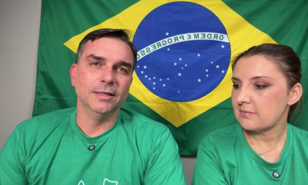 'Defender mulher é pauta de direita', diz Flávio Bolsonaro ao anunciar propostas para mulheres