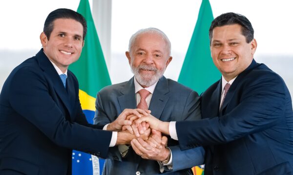 Pra que lado aponta o pêndulo do Centrão? – O Assunto #1781