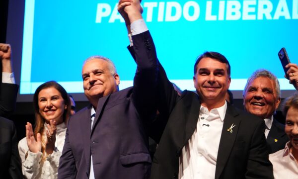 Escolha do vice de Flávio Bolsonaro reforça ofensiva para tentar colar em Lula escândalo do INSS