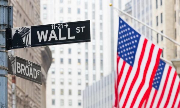 Wall Street opera sem direção única com pressão das ações ‘tech’ e expectativa de sanções dos EUA contra Irã