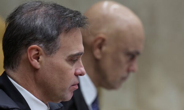 Sessão do STF tem clima ruim, mensagens de celular e olhares furtivos de Moraes a Mendonça