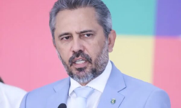 TRE-CE impõe perda de 76 minutos de propaganda de Elmano por associar Ciro a Bolsonaro