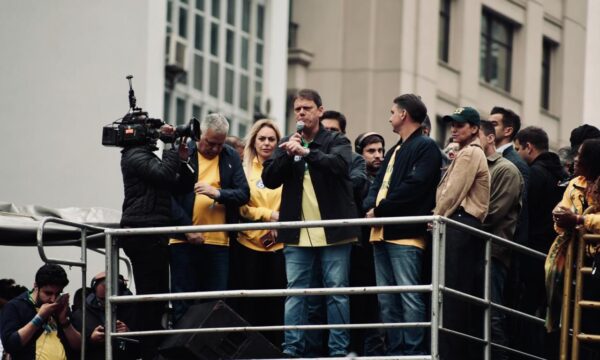 Em propaganda eleitoral, Lula foca em fim da jornada 6×1 e Flávio exibe atos do 7 de Setembro