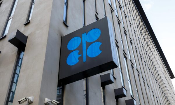 Opep+ concorda em manter estáveis ​​as metas de produção de petróleo de novembro, dizem fontes